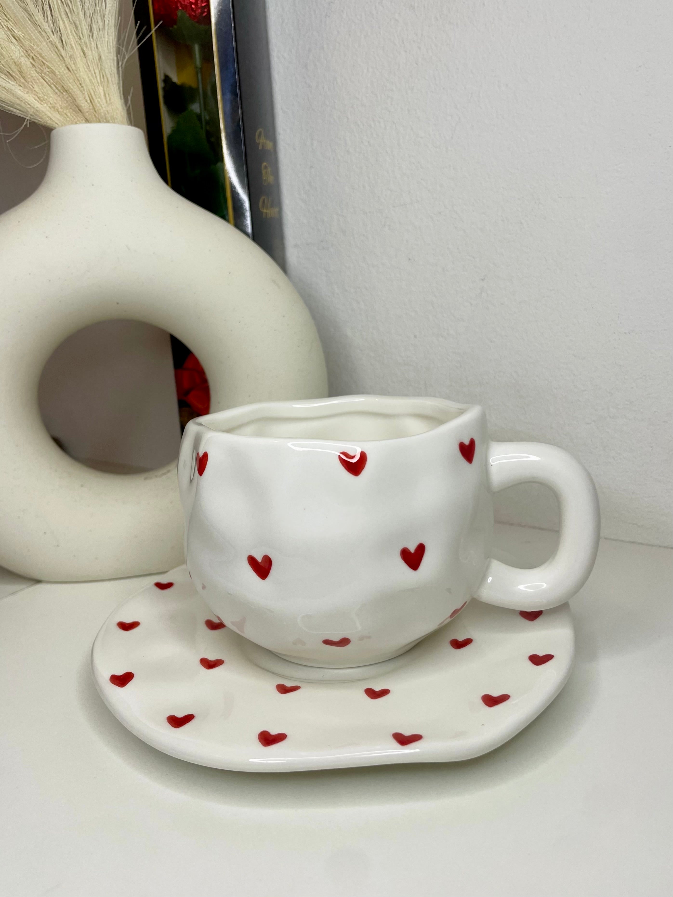 keramisk kaffekopp med hjärtmotiv