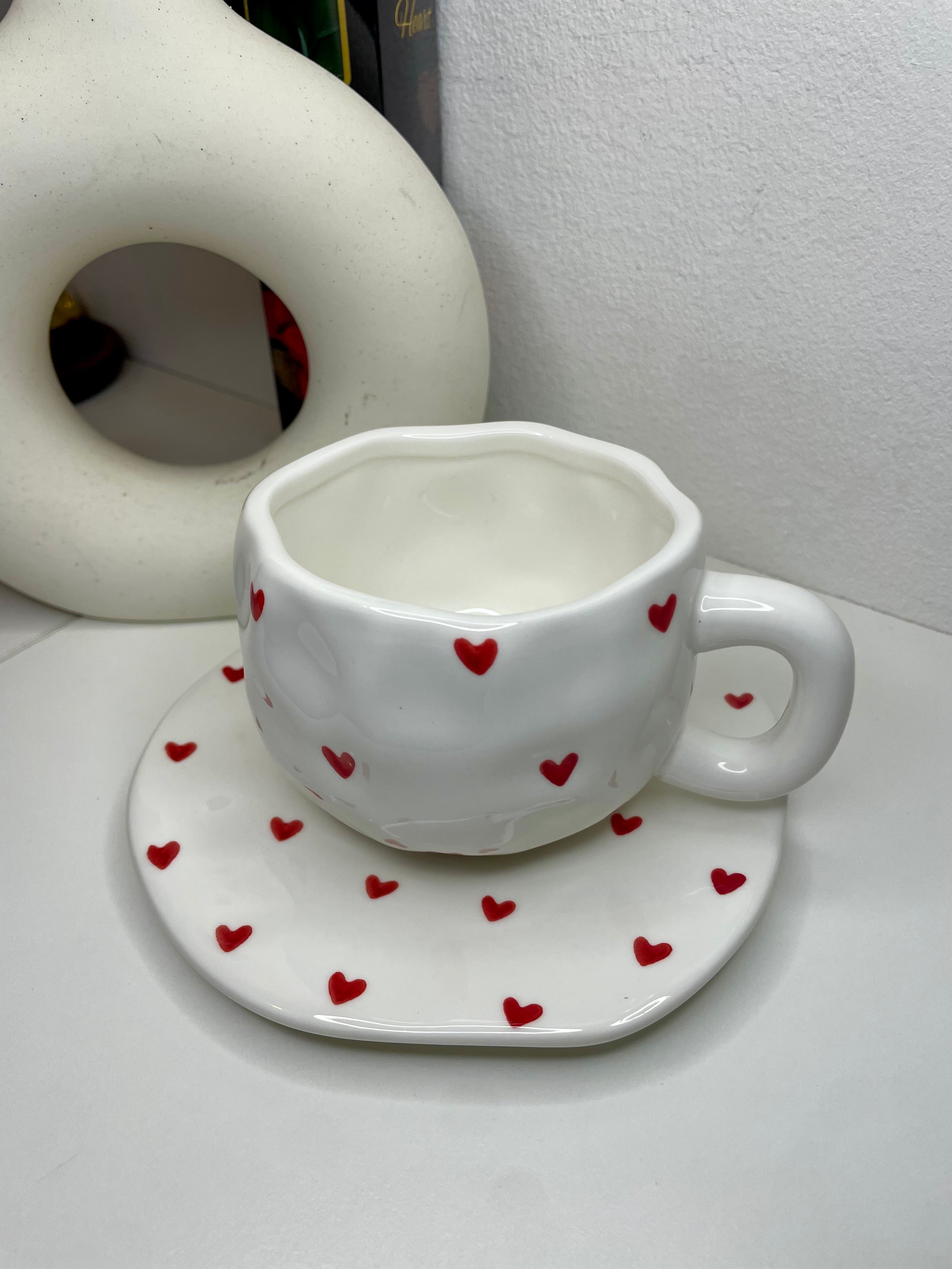 keramisk kaffekopp med hjärtmotiv