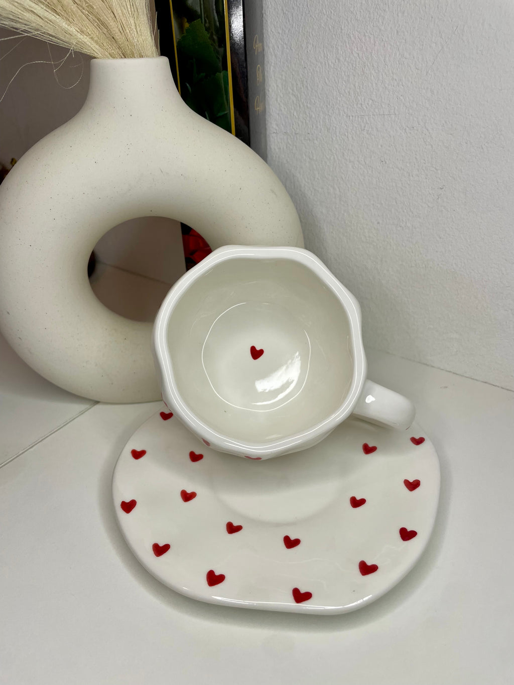 keramisk kaffekopp med hjärtmotiv
