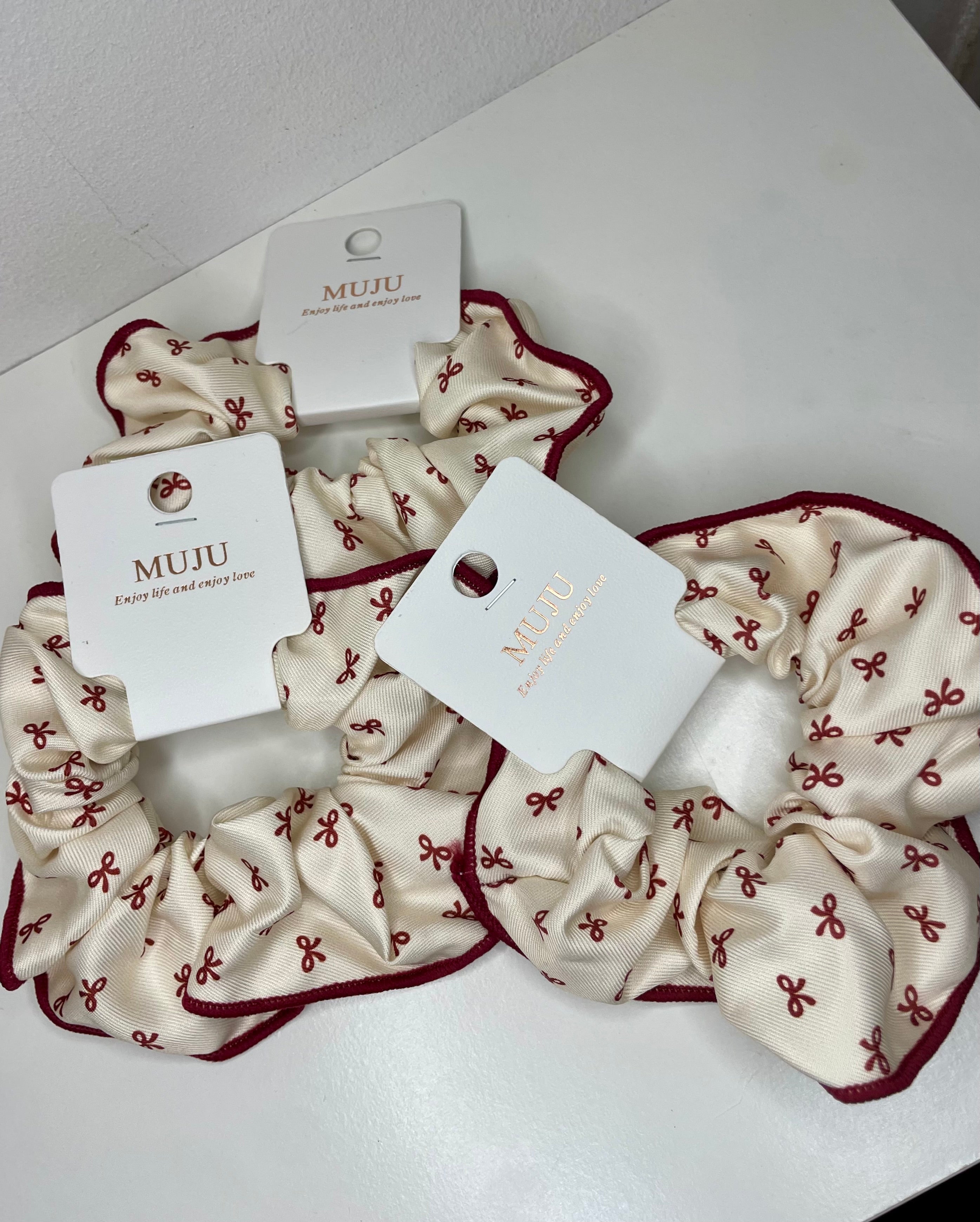 Scrunchie med Röda Detaljer