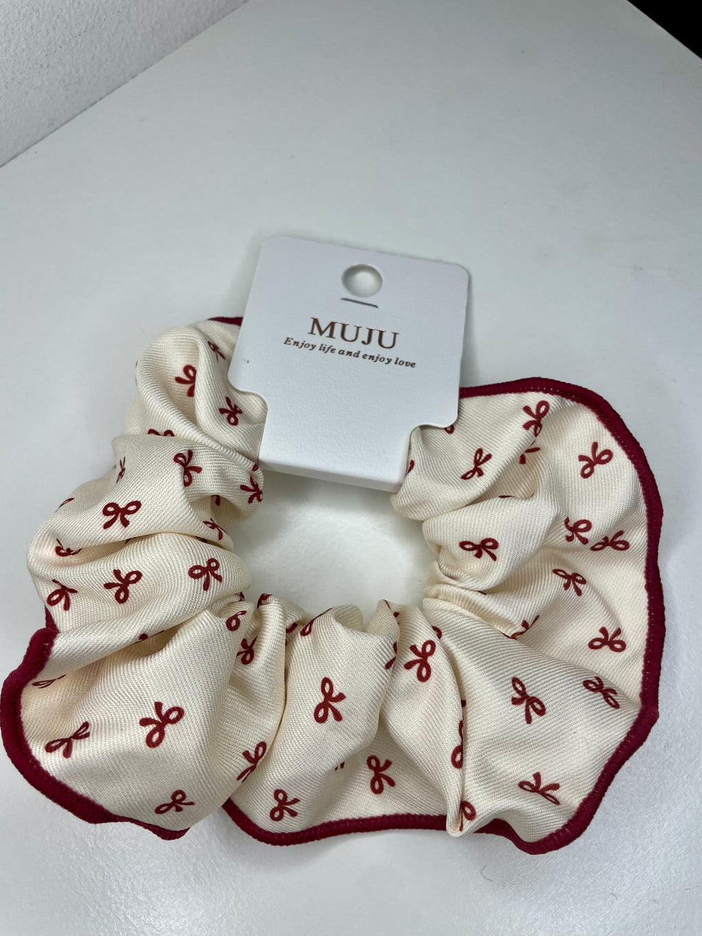 Scrunchie med Röda Detaljer